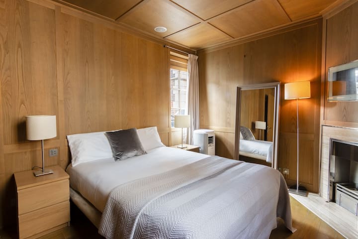 Mayfair 2 bedrooms penthuse with AC