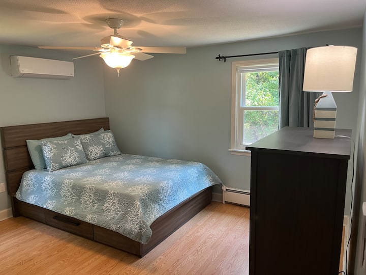 בחדר השינה הראשי יש מיטת קווין סייז, שידה בגודל מלא וארון וחדר רחצה מיני-ספליט/יחידת חימום לכל עונות השנה. 