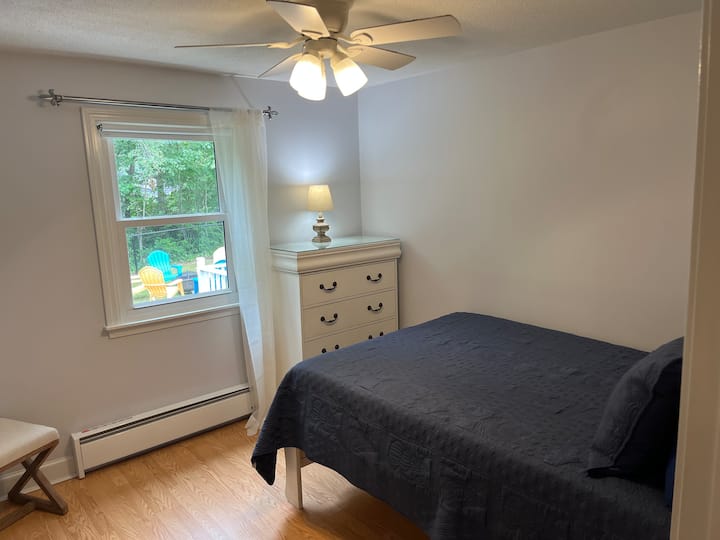 בחדר שינה מס' 2 יש מיטה בגודל מלא, שידה וארון. בחדר השינה הזה אין יחידת מיזוג אוויר, אבל יש מאוורר תקרה ומאוורר נייד בארון לקירור נוסף. 