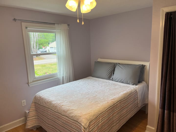 בחדר שינה מס' 3 יש מיטה בגודל מלא, שידה וארון. בחדר השינה הזה אין יחידת מיזוג אוויר, אבל יש מאוורר תקרה ומאוורר נייד בארון לקירור נוסף. 