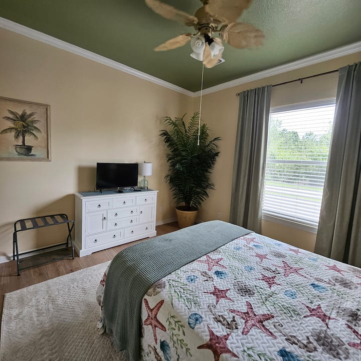 Მწვანე ოთახი, რეგულირებადი საწოლი, ჟალუზები შავი ფერის გადასაფარებლებით. 