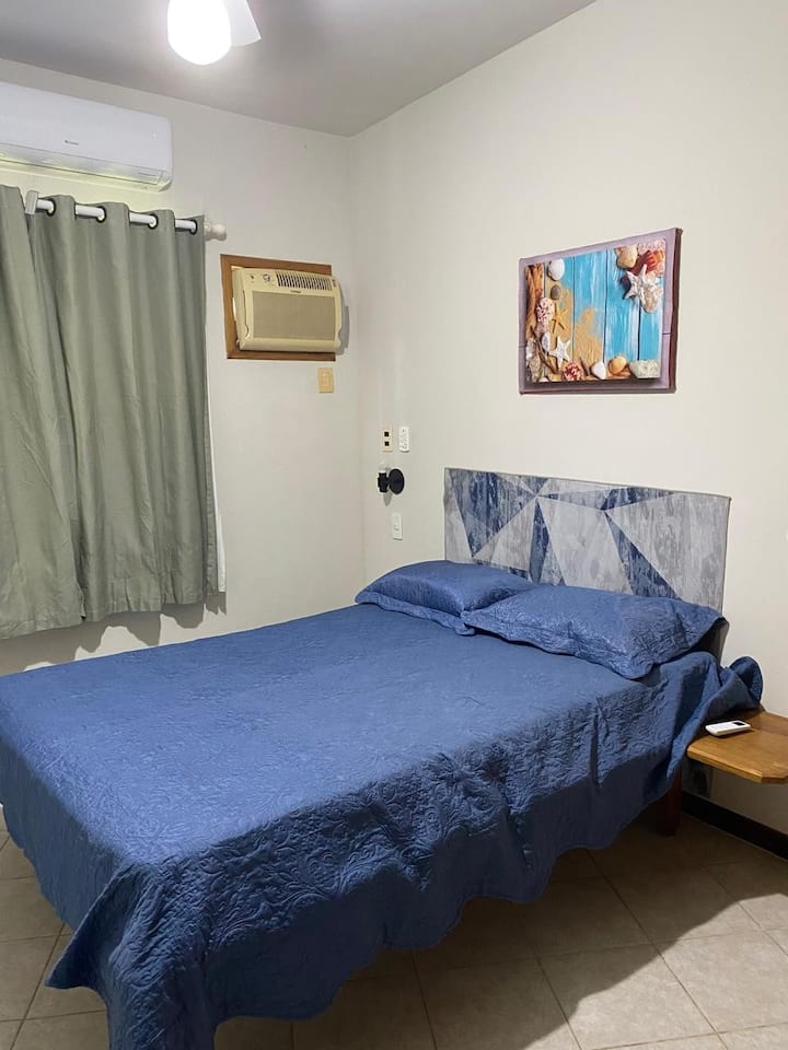 1张双人床、空调和衣架。