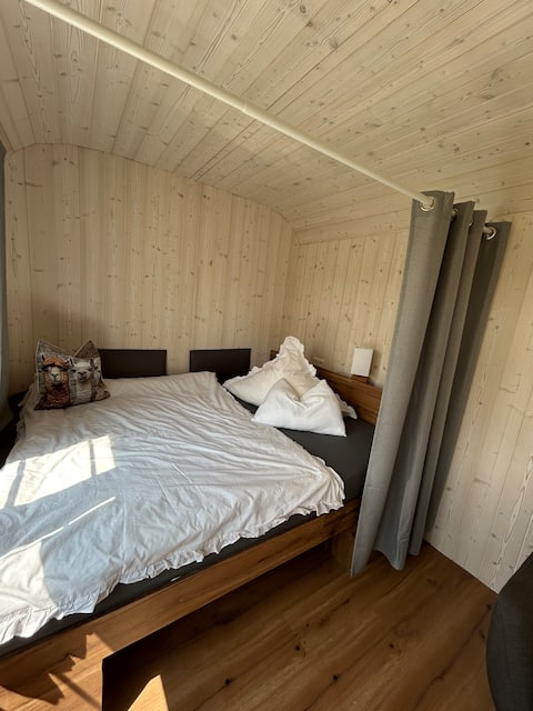 Top Airbnb: Glamping in the tiny house with the alpacas in Pirna