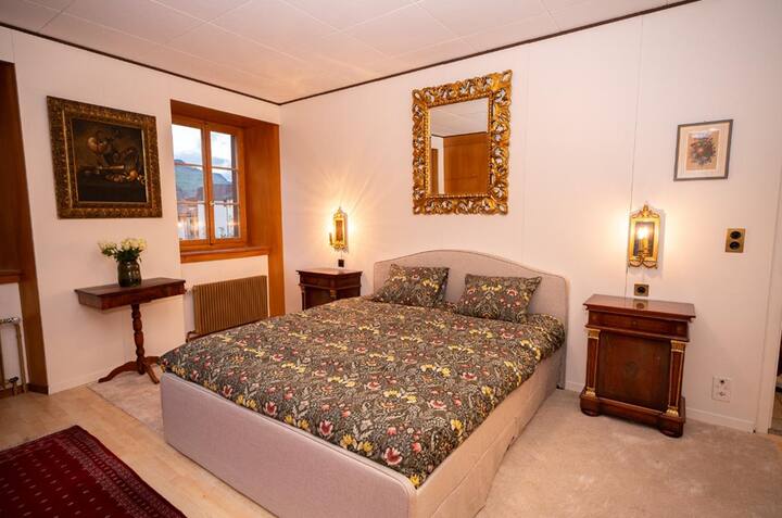 เดอะมาร์ชีออน-สตูเบ
ห้องนอนขนาดใหญ่เปิดออกสู่สวนและมีระเบียงมีหลังคาขนาดเล็ก มีตู้เสื้อผ้าแบบวอล์คอินพร้อมพื้นที่มากมาย