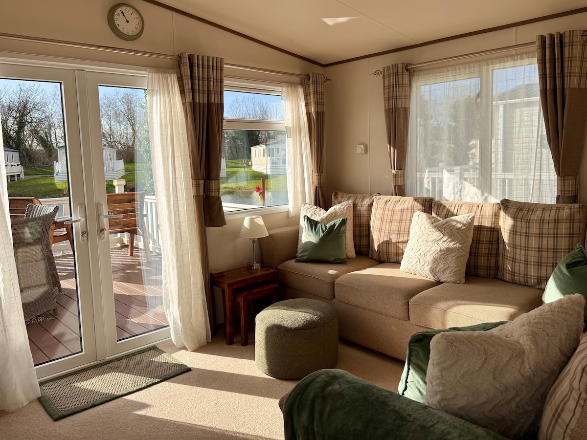 Popular Airbnb listing: Little Cotswold Escape - Hoburne passes included in South Cerney