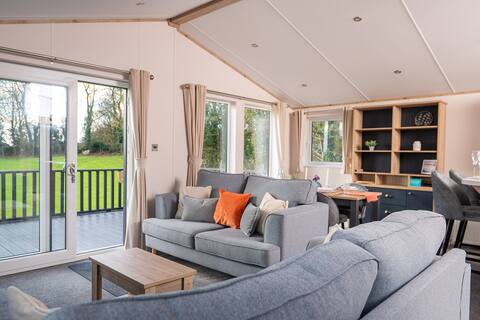 Popular Airbnb listing: Traian lodges welcomes you to Willow lodge! in Llanallgo, Penrhos Lligwy, Llanallgo, Penrhos Lligwy