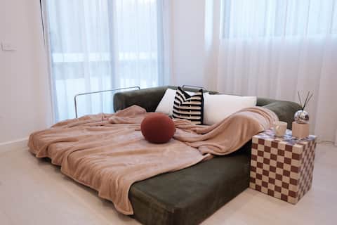 Popular Airbnb listing: 'Vinyl' · 1-BR Apt in Burwood near OlympicPark/CBD in Burwood