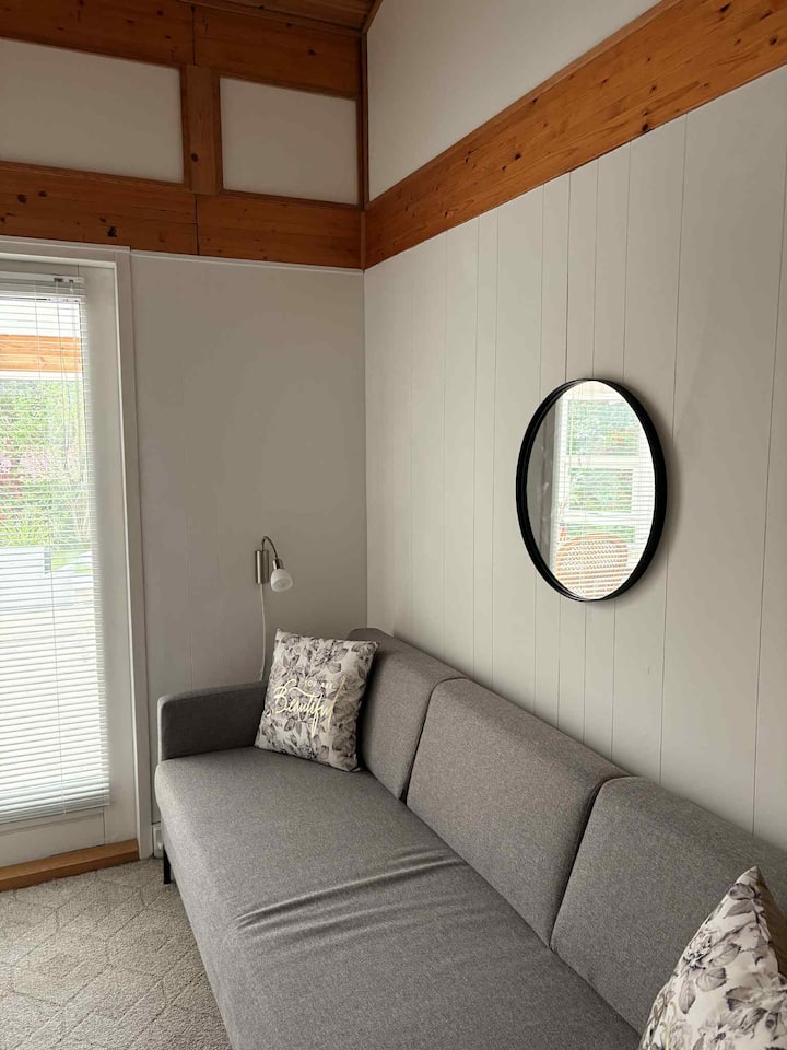 El sofá se puede desplegar para que haya dos lugares para dormir