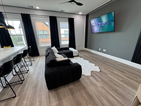 Popular Airbnb listing: Stylish Ultra-modern in Spring Branch/Memorial in Spring Branch Central