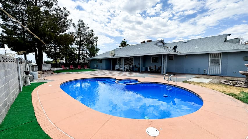 5 miles to the Strip with Private Pool in 5BR home