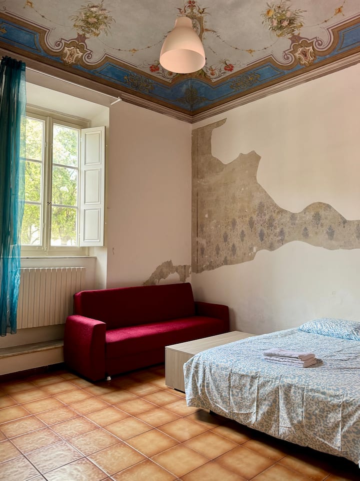 Stylish Queen Room With Shared Bathrooms - Livorno
