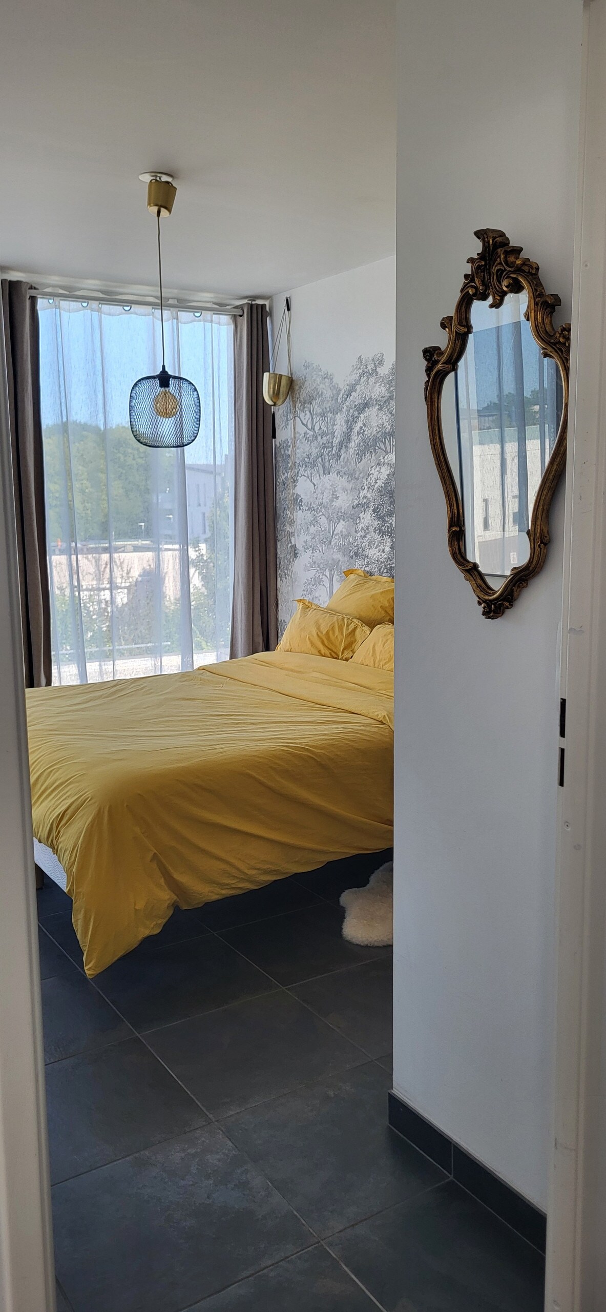 Много светла отделна стая.