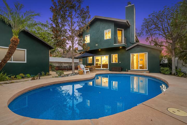 187 – Chic & Spacious Retreat/Pool/Hot Tub/Yard gallery image 2