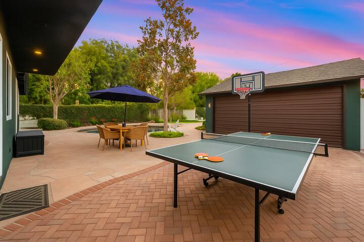 187 – Chic & Spacious Retreat/Pool/Hot Tub/Yard gallery image 4