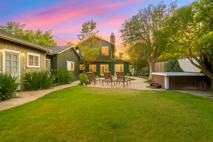 187 – Chic & Spacious Retreat/Pool/Hot Tub/Yard