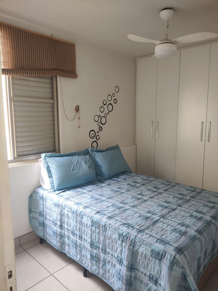 מיטה זוגית. ארונות מתוכננים 