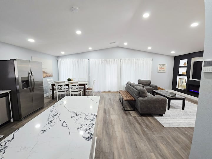 Modern With Amazing View - Oregon City, OR