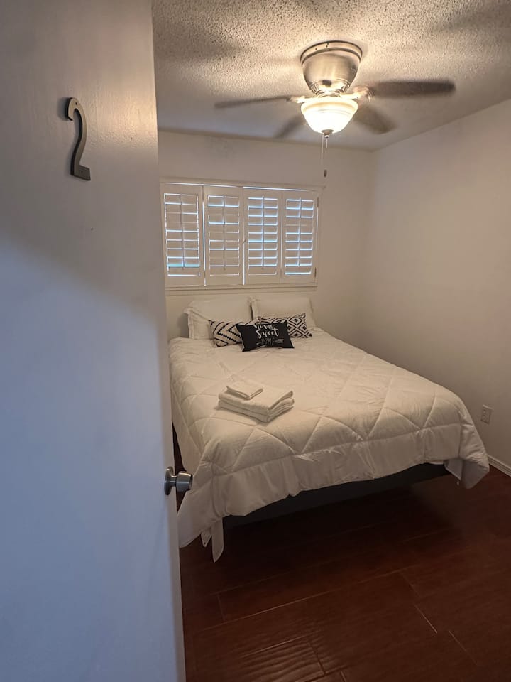 ห้องนอนหมายเลข 2 เตียงควีนไซส์