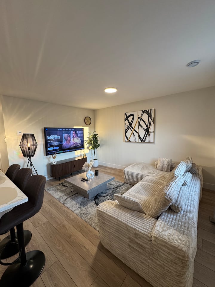 New Luxury 3-Bedroom Haven| Patio| Parking| Trail