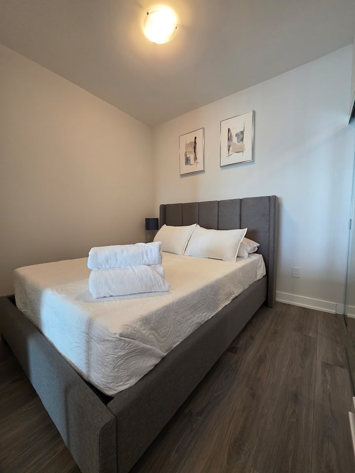 super pohodlný bambusový matrac a vankúše, plachty a prikrývky vyčistené medzi KAŽDÝM hosťom zaručené. Manželská posteľ Sealy.