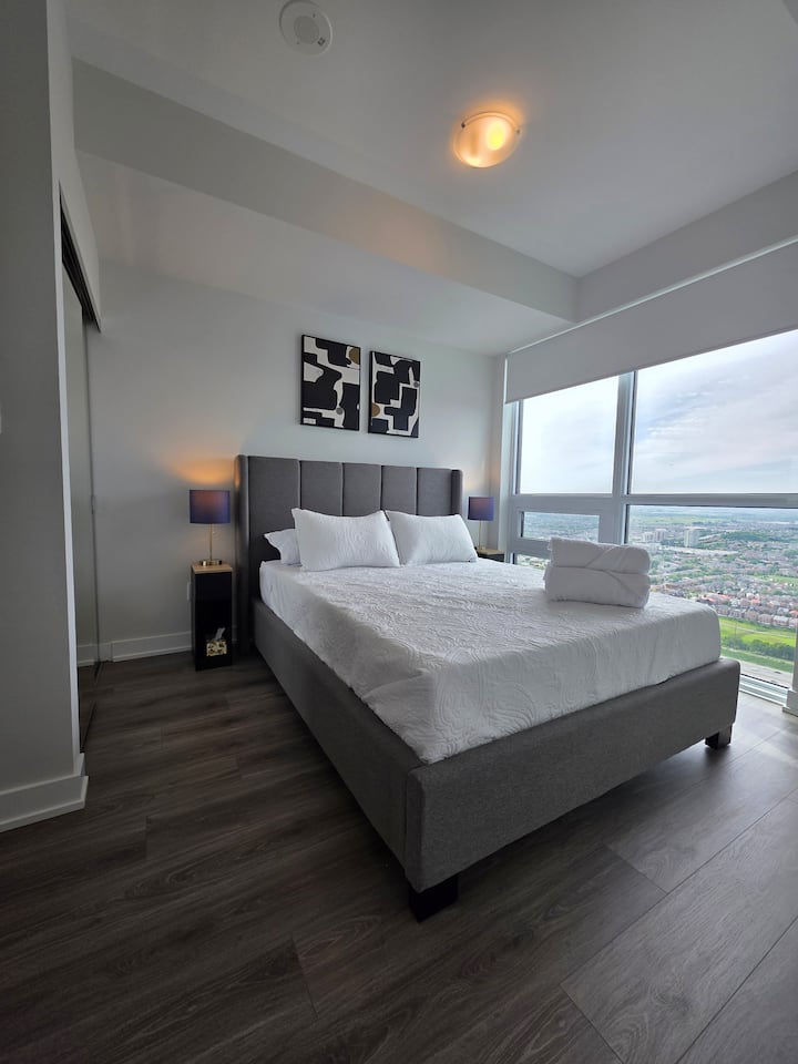 super pohodlný bambusový matrac a vankúše, plachty a prikrývky vyčistené medzi KAŽDÝM hosťom zaručené. Manželská posteľ Sealy.