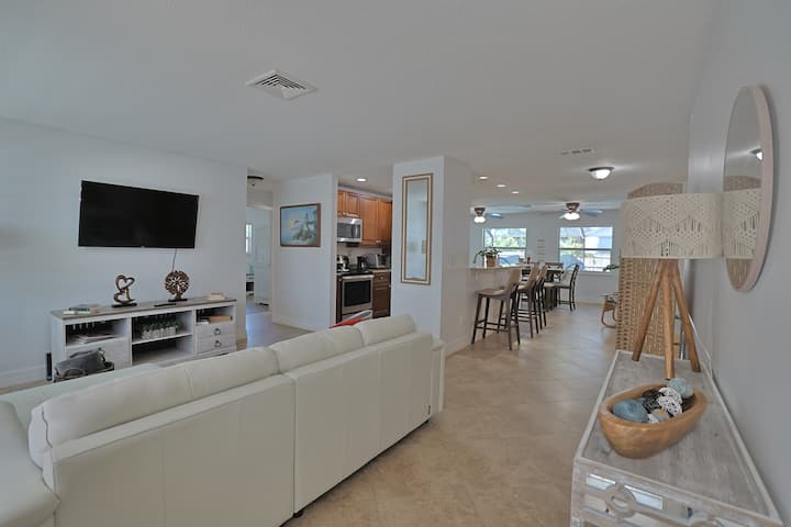Cozy Oasis~heated Pool~close To Beaches/water Park - North Fort Myers, FL