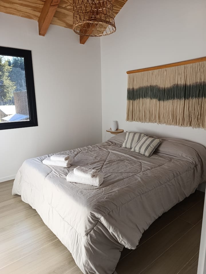 Cuarto principal cama Queen espacio de guardado en pasillo