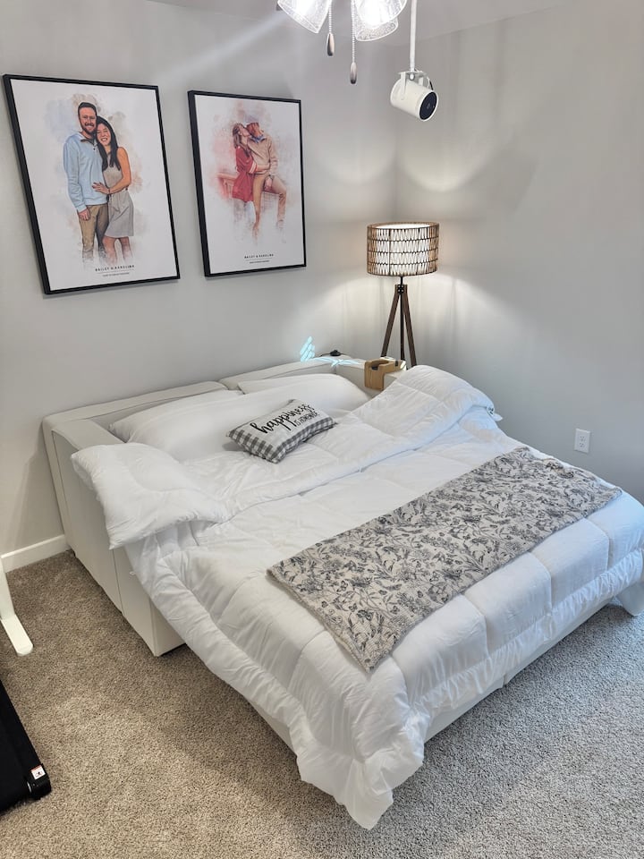 Le canapé Lovesac se transforme en un lit de taille normale (54 po x 75 po), idéal pour un ou deux voyageurs.