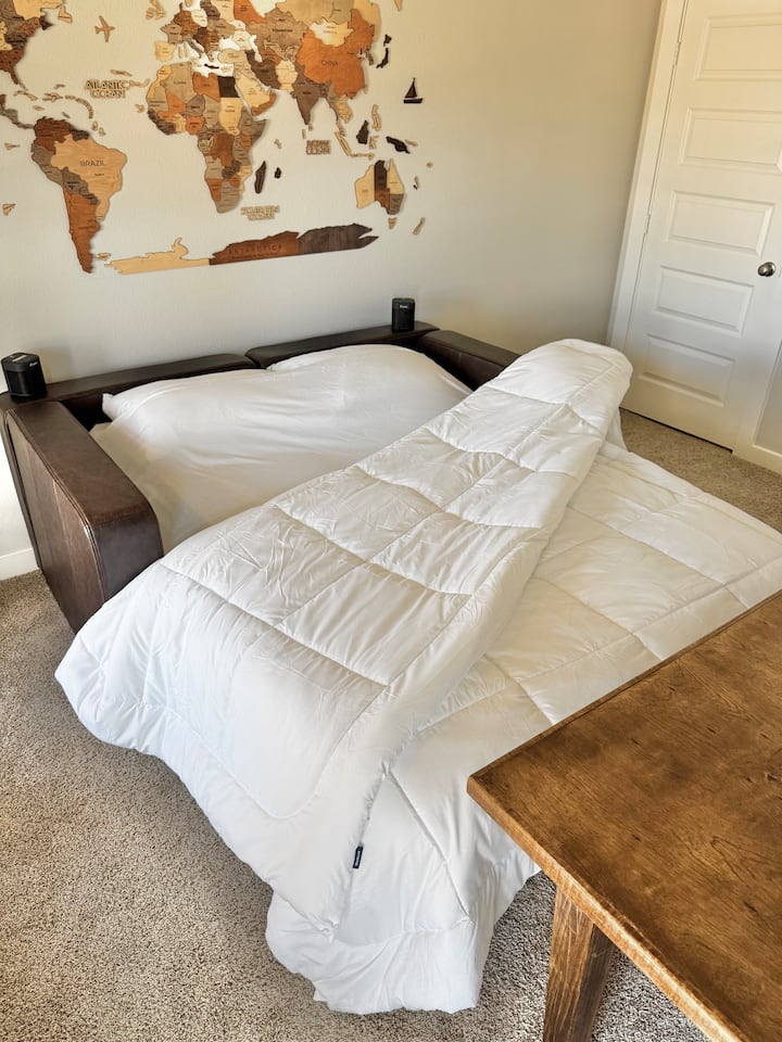 Le canapé Lovesac se transforme en un lit de taille normale (54 po x 75 po), idéal pour un ou deux voyageurs.