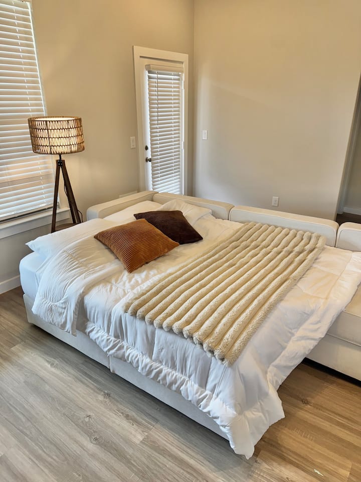 Le canapé Lovesac se transforme en un lit de taille normale (54 po x 75 po), idéal pour un ou deux voyageurs.