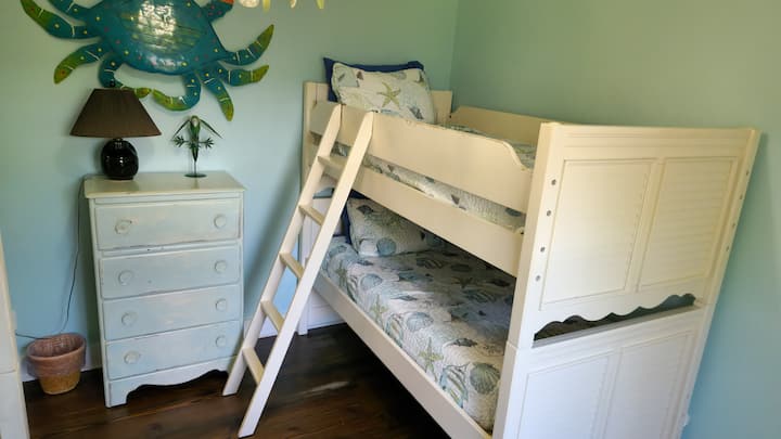 Uživajte u krevetima na kat za četiri osobe s igračkama koje se nalaze u ormaru!