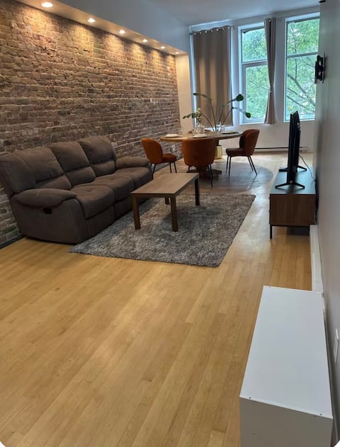 Top performing Airbnb: Stylish Stay in Mont-Royal in Le Plateau Mont Royal
