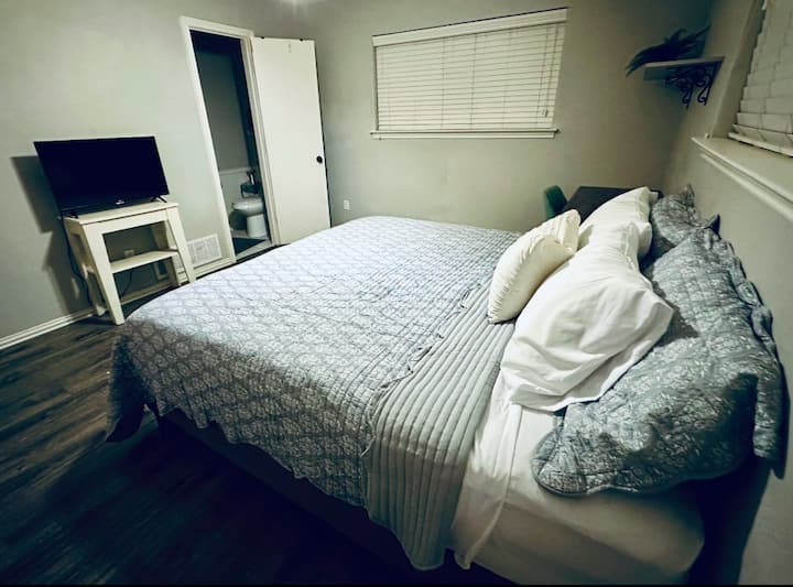 宽敞的房间，配备加大双人床和独立套房半卫生间