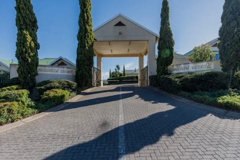 37 Kingsview Estate
Pool-Clubhouse-Tennis court
