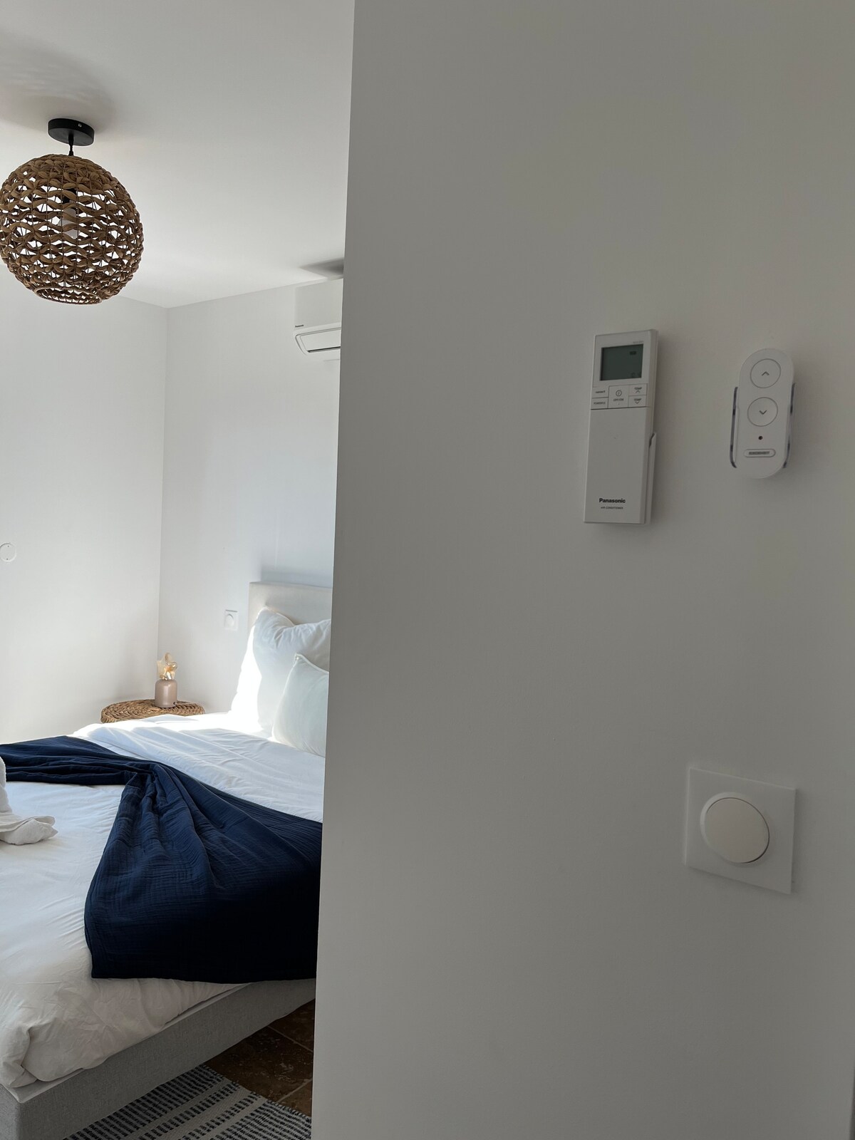 Chumba cha kulala kilicho na kiyoyozi kinachoweza kubadilishwa na kizuizi cha magurudumu ya umeme.