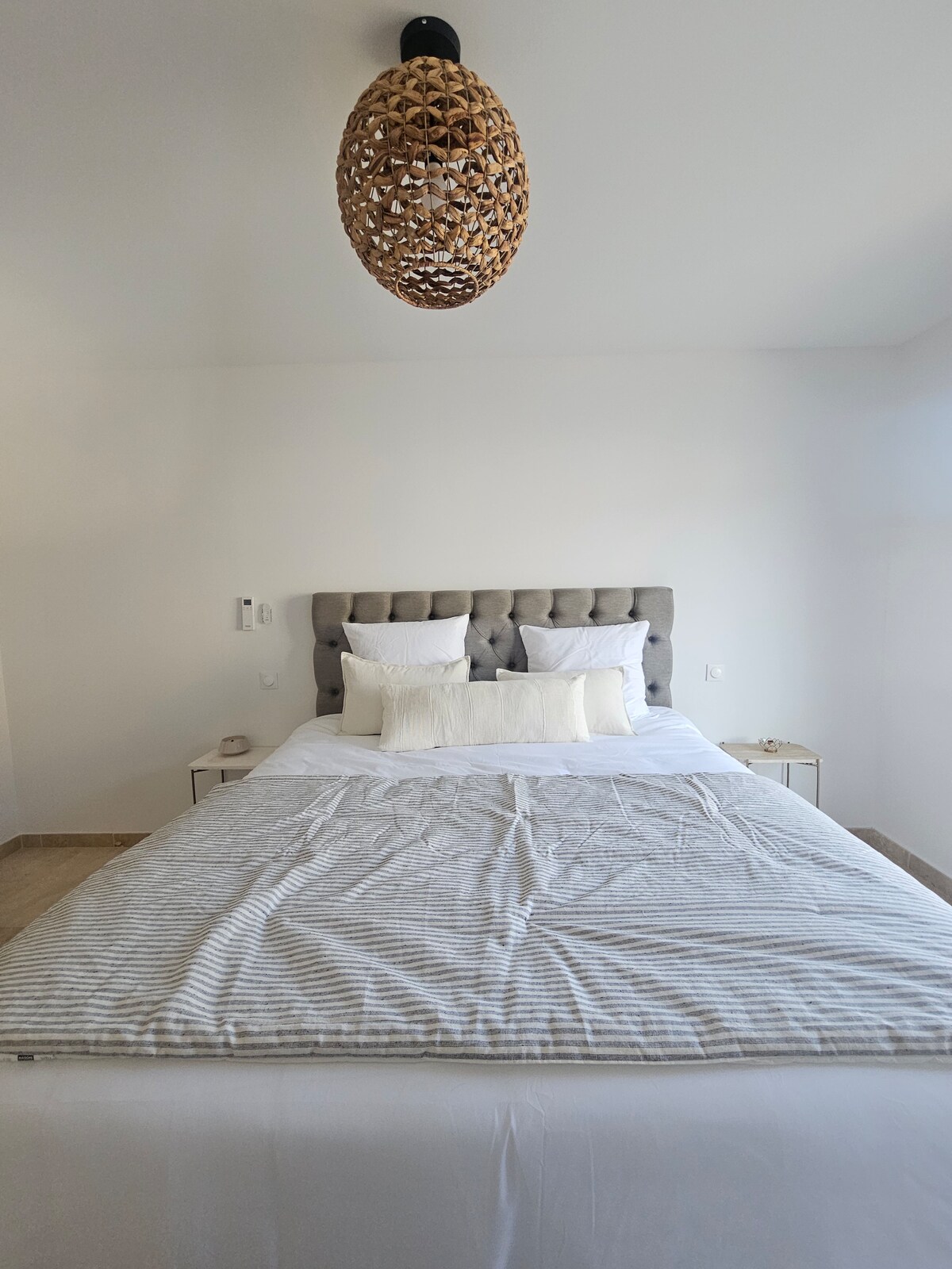 Kitanda 180x200 kilicho na godoro la juu 