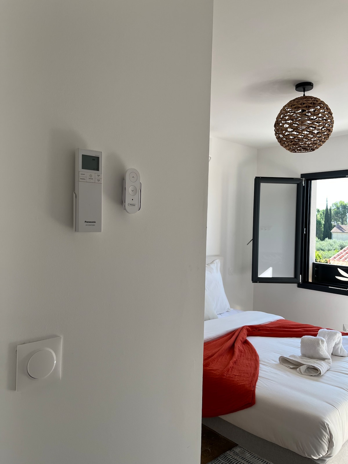 Chumba cha kulala kilicho na kiyoyozi kinachoweza kubadilishwa na kizuizi cha magurudumu ya umeme.