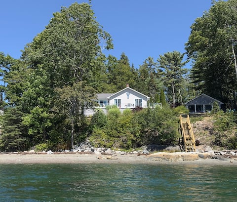 Lucky Stone Retreat - private beach & Acadia view