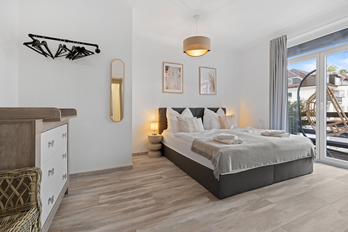 Dormitorio en tonos beige con vestidor (cambiador)