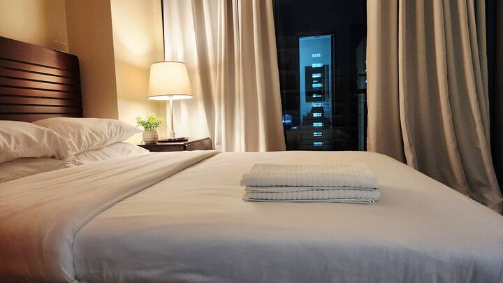 Dhomë gjumi e rehatshme dhe mund të rregullosh ndriçimin e tavanit sipas preferencës tënde nga e bardha e ngrohtë, e bardha e ftohtë dhe drita e ditës. 