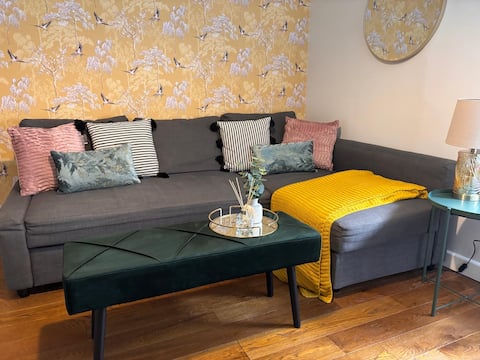 Top performing Airbnb: Fresh comfy space, feel at home. in Cobham