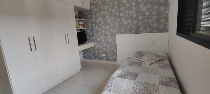 غرفة نوم مع خزانة ملابس مدمجة ومكتب وسرير مفرد ومروحة سقف 