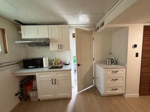 Popular Airbnb listing: A private floor by SkyTrain metro in Marpole