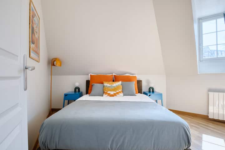 Habitación tranquila con cama doble 140x190 y lámparas de noche.

