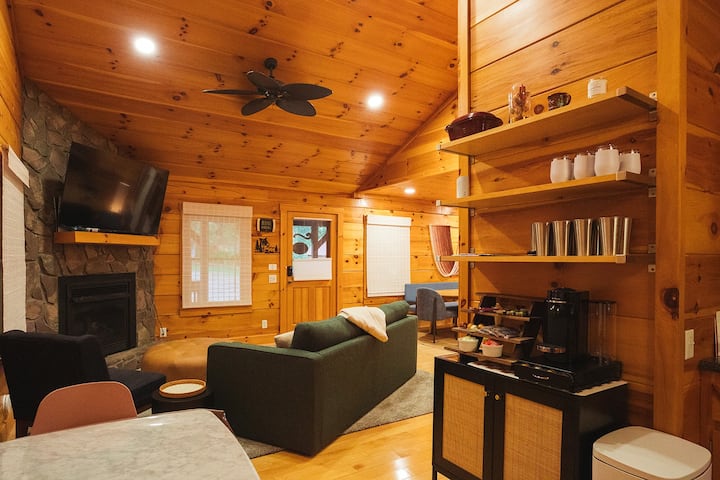 Peaceful Mountain Log Cabin Getaway With Hot Tub - Hillsville, VA