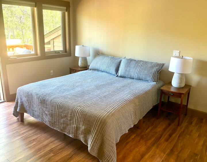 Dormitorio tamaño «king» en la planta superior con baño privado y terraza con vistas al estanque.