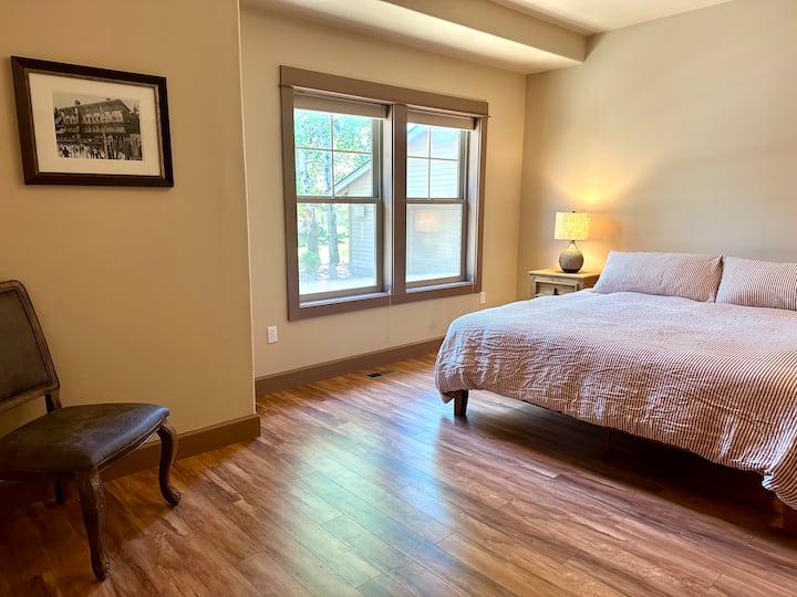 Habitación tamaño «king» en la planta baja con acceso independiente al baño del pasillo