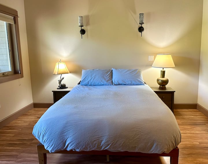 habitación queen en la planta baja, con baño privado y puerta privada al patio trasero 