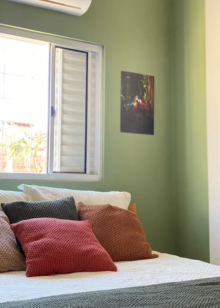 ห้องพักอบอุ่นพร้อมเครื่องนอนคุณภาพและความสะดวกสบาย 