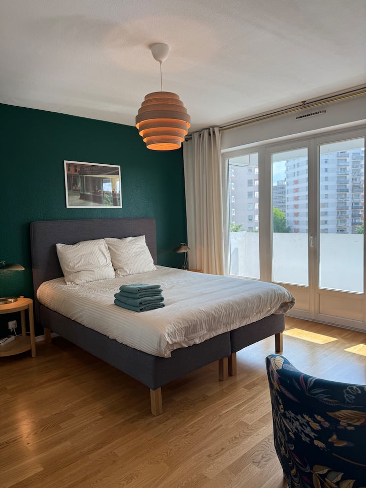 V priestrannej spálni s rozlohou 16 m2 sa nachádza manželská posteľ s rozmermi 160 x 200 cm, dve pohodlné kreslá, toaletný stolík, veľký šatník, ako aj veľké sklenené okno s výhľadom na balkón.